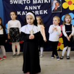 Przedszkolaki przedstawiają życiową drogę Matki Anny Kaworek - Dzień Patrona w Przedszkolu🤍❤️🙏