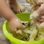 Sensoplastyka® Zamiast gotowych wzorów – swoboda. Zamiast "nie brudź się!" – zachęta do eksperymentów.