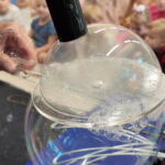 Bajeczny spektakl baniek mydlanych. Niezwykle imponujące widowisko - niczym bańkowa symfonia!