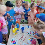 Wspólne chwile, które budują trwałe relacje! ❤️ Razem spędzamy czas, bawimy się, uczymy. Zacieśniamy więzi, poznajemy nowe koleżanki i kolegów. Pomagamy sobie. ❤️Uczymy się współpracy. Odpoczywamy. ⚽️Jesteśmy razem!