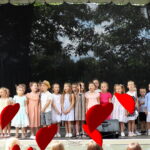 Piękny występ naszych Przedszkolaków na Pikniku Parafialnym w Jedliczu A.D. 2025 ❤️