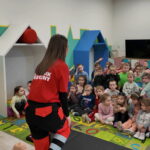 Edukacja pierwszej pomocy, dopasowana do wieku dziecka, jest kluczowa. Uczymy od najmłodszych lat!